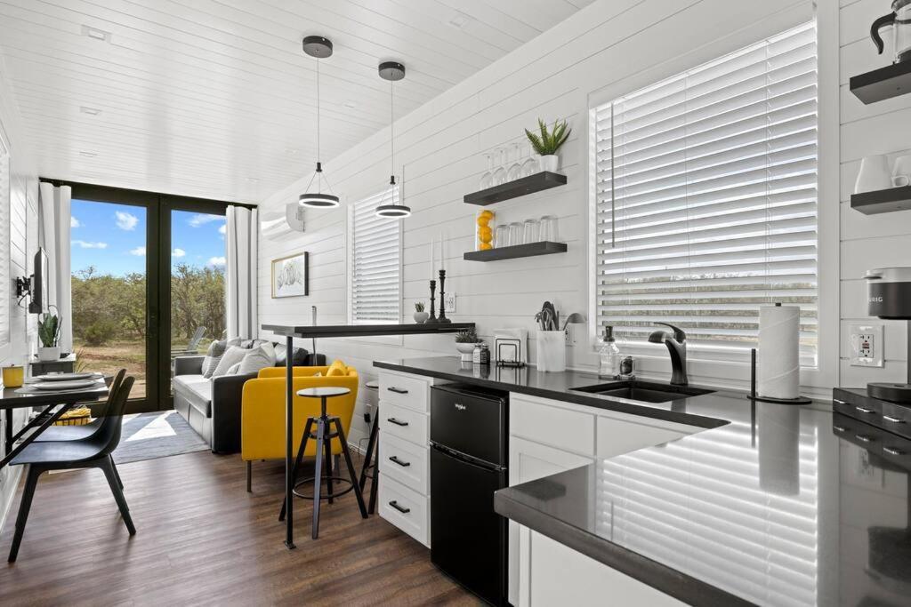 New The Yellow Beacon-Luxury Shipping Container Фредериксбург Екстериор снимка