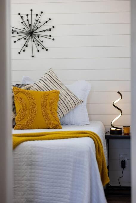 New The Yellow Beacon-Luxury Shipping Container Фредериксбург Екстериор снимка