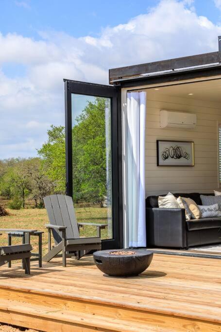 New The Yellow Beacon-Luxury Shipping Container Фредериксбург Екстериор снимка
