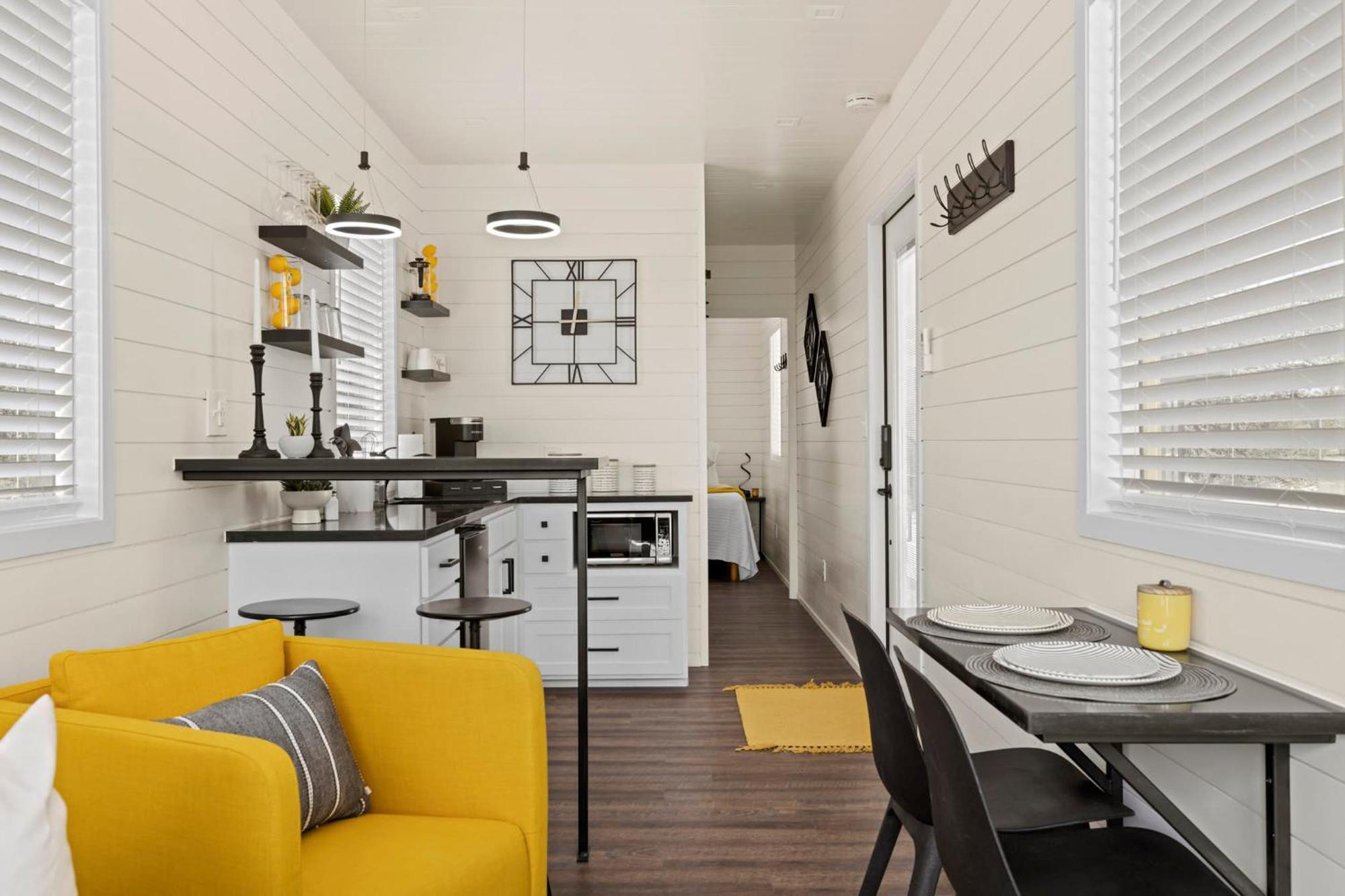New The Yellow Beacon-Luxury Shipping Container Фредериксбург Екстериор снимка