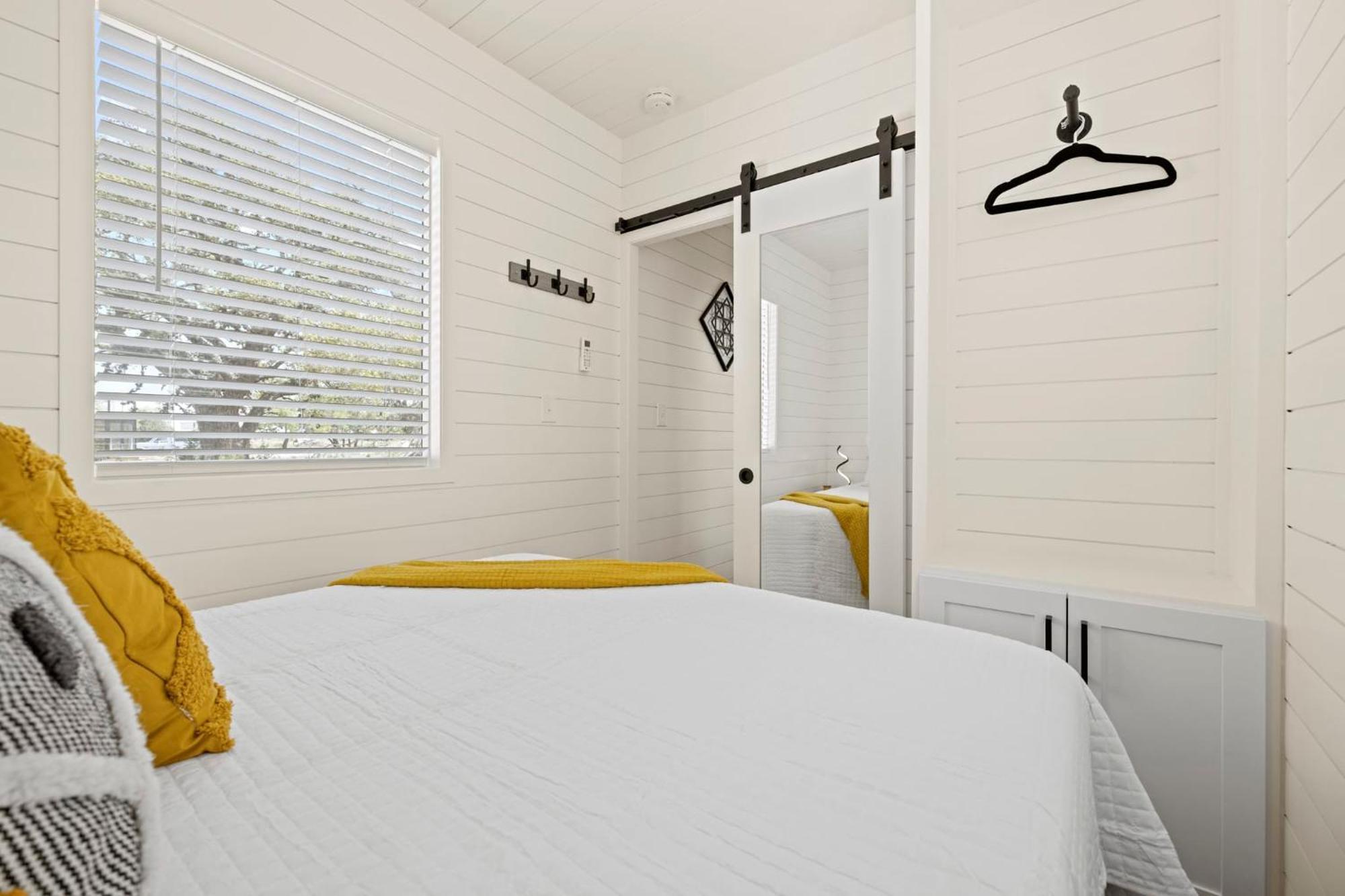 New The Yellow Beacon-Luxury Shipping Container Фредериксбург Екстериор снимка